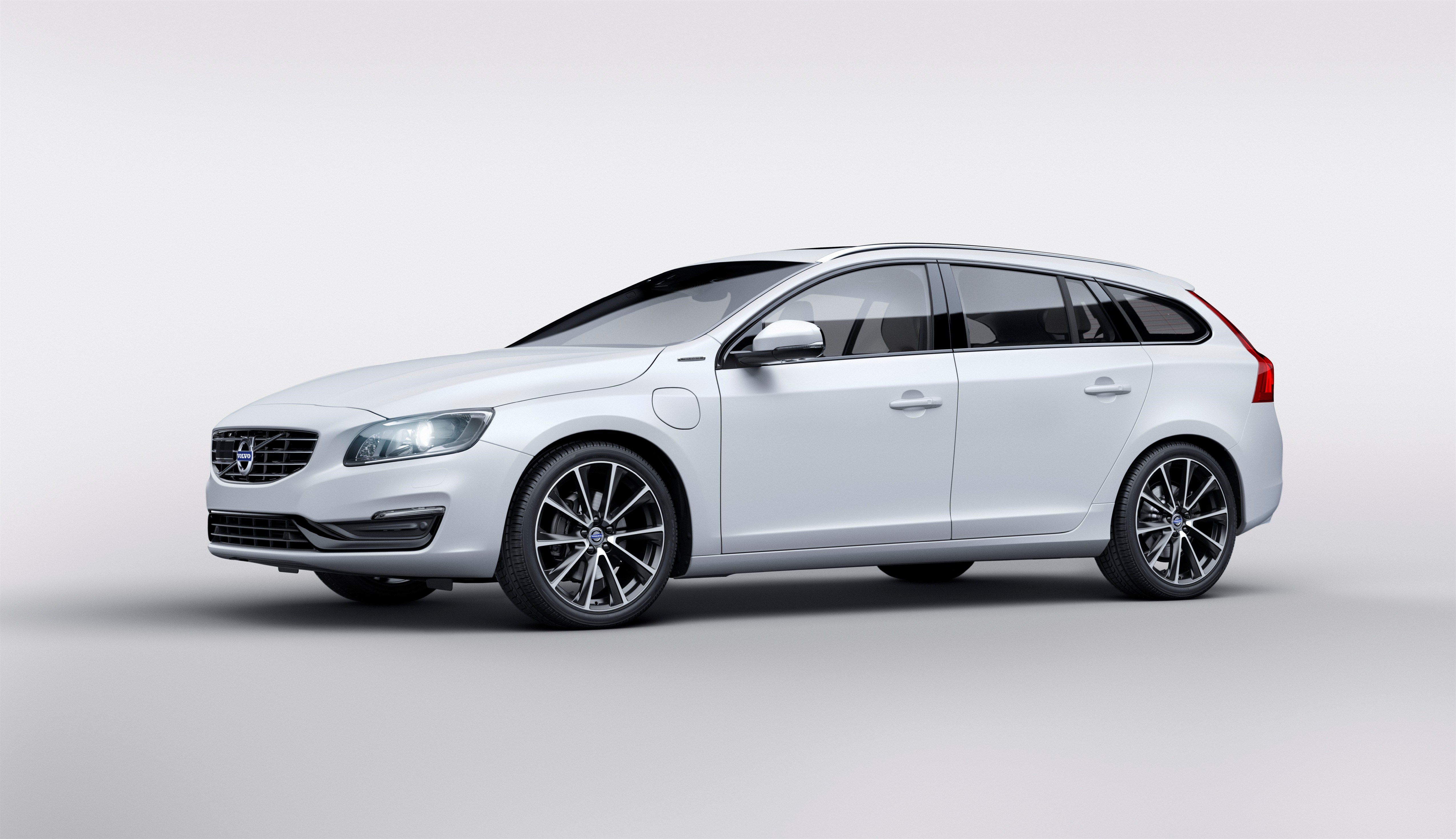 Volvo V60 Twin Engine en Mercedes C 350e met 15% bijtelling gaan tijdelijk in de aanbieding als Lease Edition.