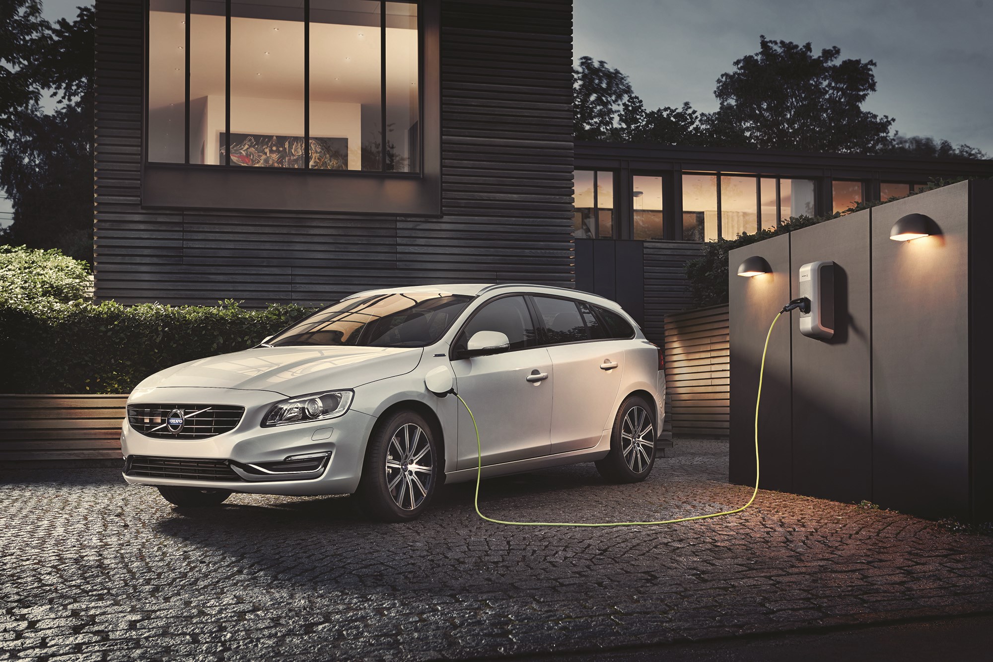 Volvo V60 Twin Engine en Mercedes C 350e met 15% bijtelling gaan tijdelijk in de aanbieding als Lease Edition.