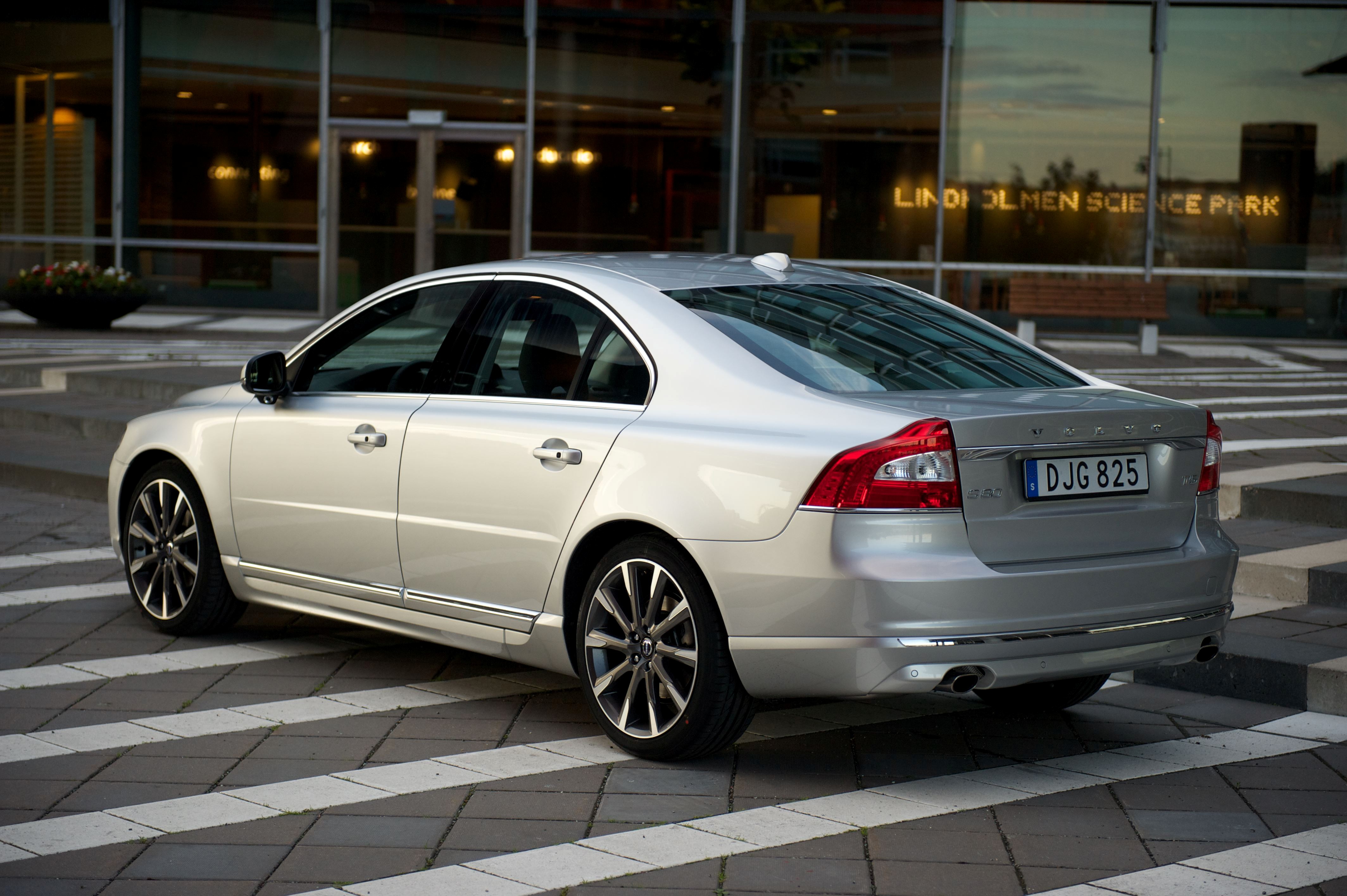 Volvo S80 modeljaar 2016 leverbaar met T5 of D4 dieselmotor in Momentum of Summum uitvoering. De diesel scoort 20% bijtelling.