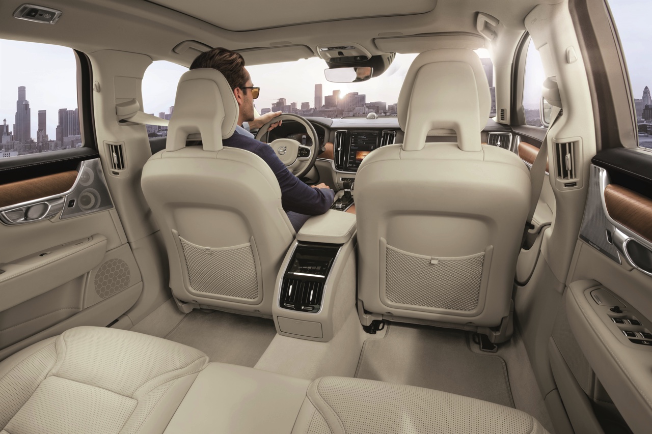 Volvo introduceert S90L en S90 Excellence. De S90 met extra wielbasis komt alleen in China op de markt, terwijl de S90 Excellence met Lounge Console ook naar Europa komt.