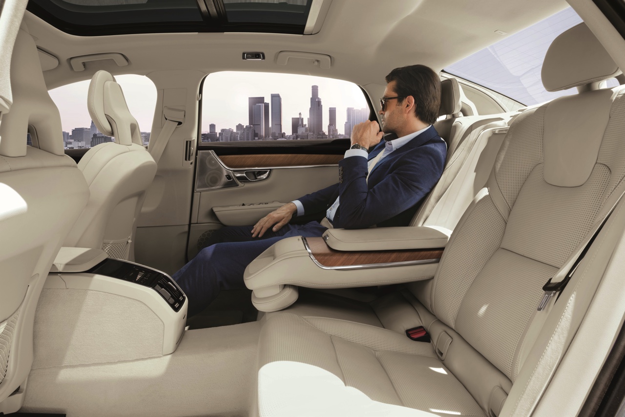 Volvo introduceert S90L en S90 Excellence. De S90 met extra wielbasis komt alleen in China op de markt, terwijl de S90 Excellence met Lounge Console ook naar Europa komt.