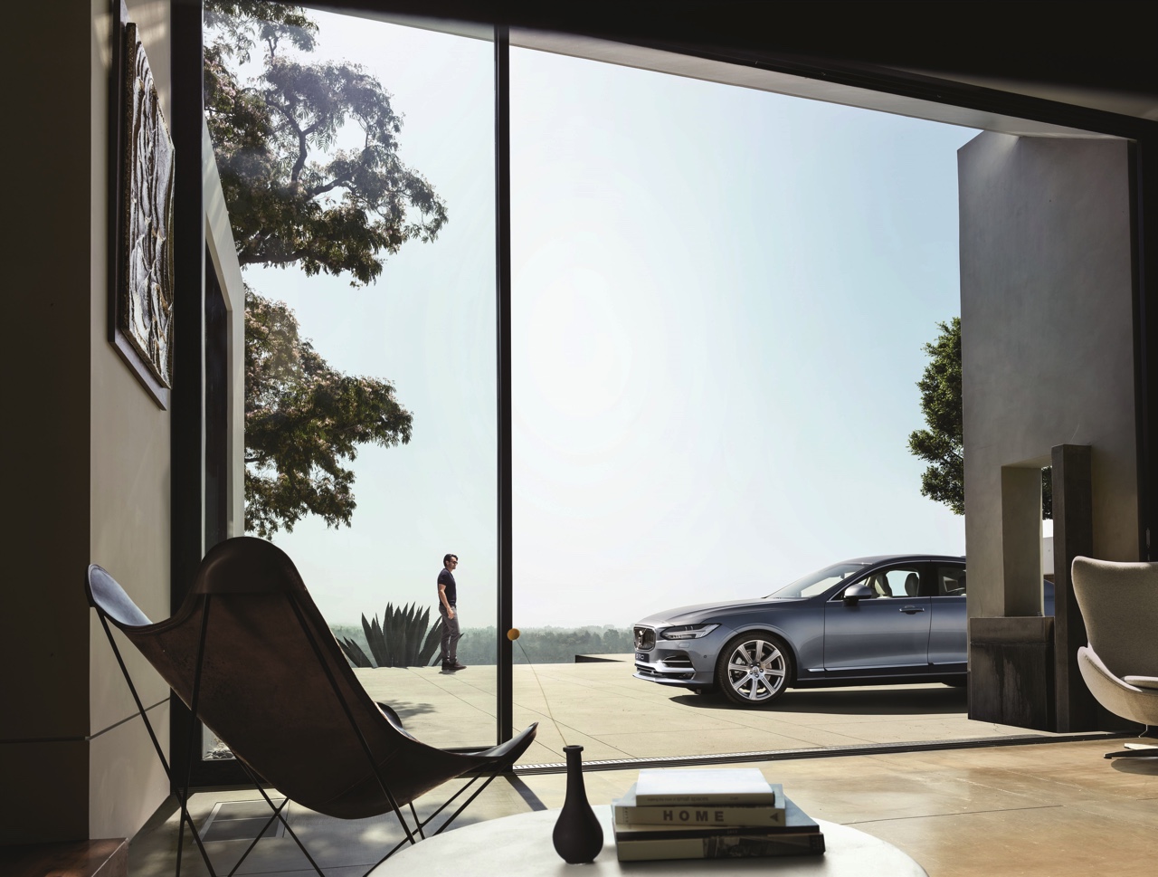 Volvo introduceert S90L en S90 Excellence. De S90 met extra wielbasis komt alleen in China op de markt, terwijl de S90 Excellence met Lounge Console ook naar Europa komt.