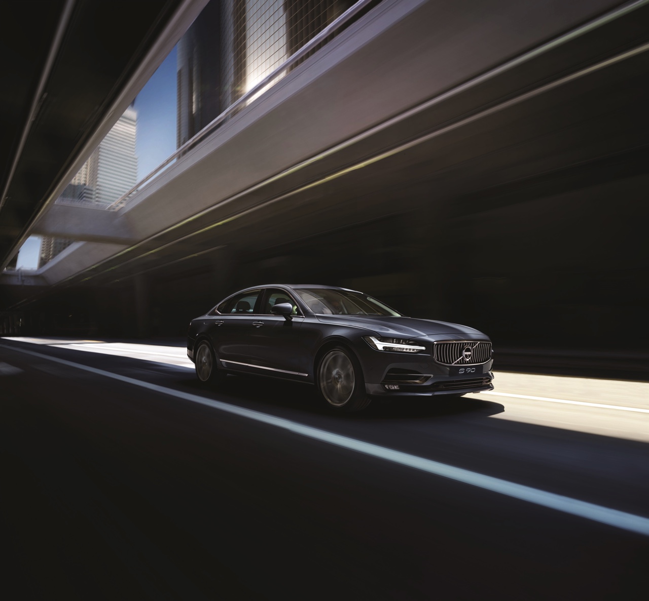 Volvo introduceert S90L en S90 Excellence. De S90 met extra wielbasis komt alleen in China op de markt, terwijl de S90 Excellence met Lounge Console ook naar Europa komt.