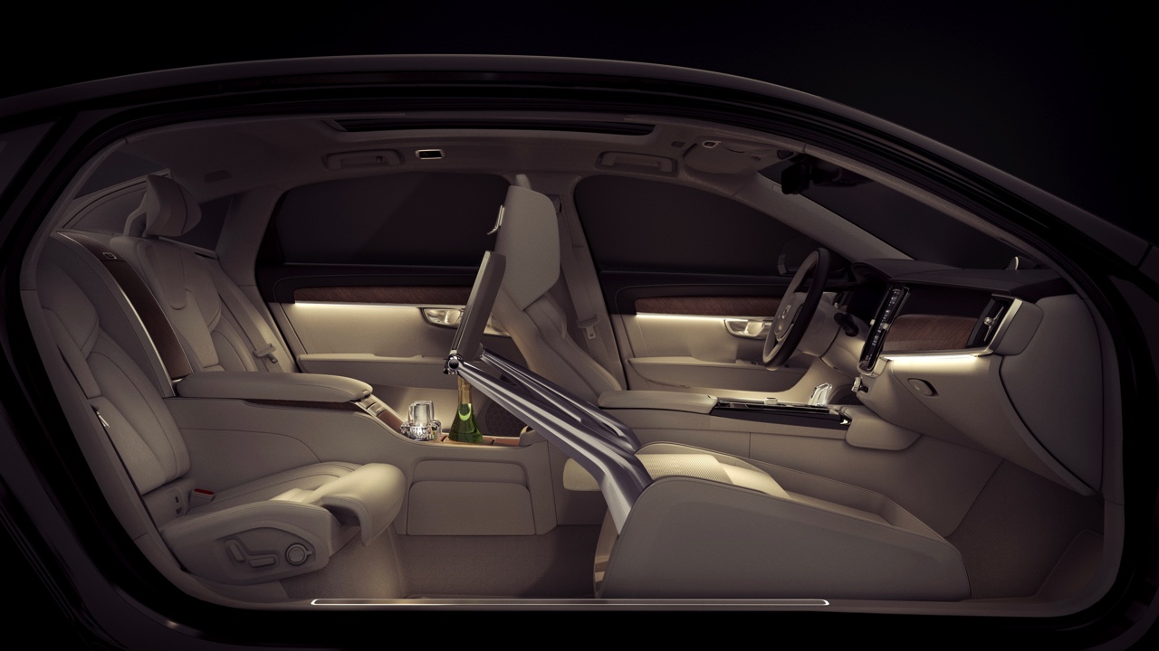 Volvo introduceert S90L en S90 Excellence. De S90 met extra wielbasis komt alleen in China op de markt, terwijl de S90 Excellence met Lounge Console ook naar Europa komt.