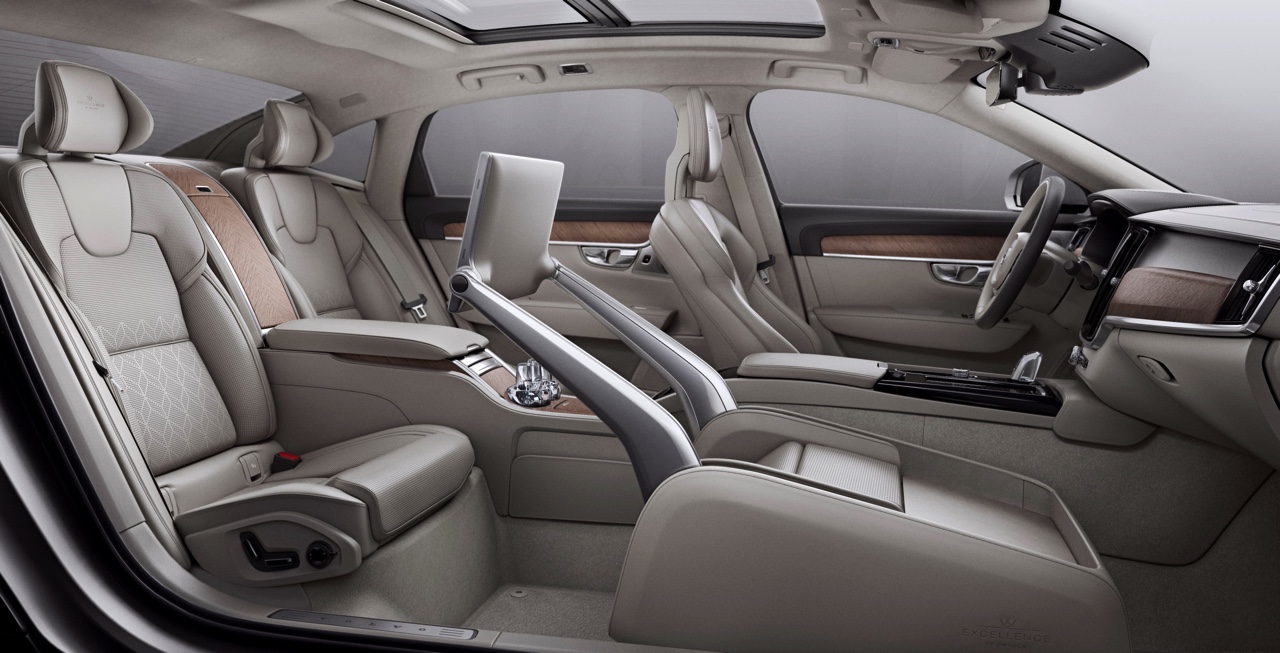 Volvo introduceert S90L en S90 Excellence. De S90 met extra wielbasis komt alleen in China op de markt, terwijl de S90 Excellence met Lounge Console ook naar Europa komt.