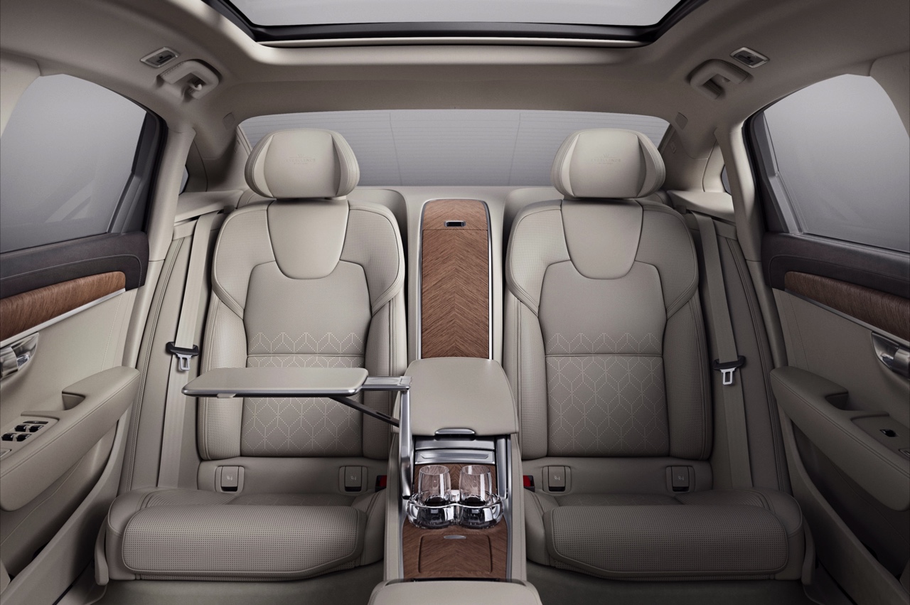 Volvo introduceert S90L en S90 Excellence. De S90 met extra wielbasis komt alleen in China op de markt, terwijl de S90 Excellence met Lounge Console ook naar Europa komt.