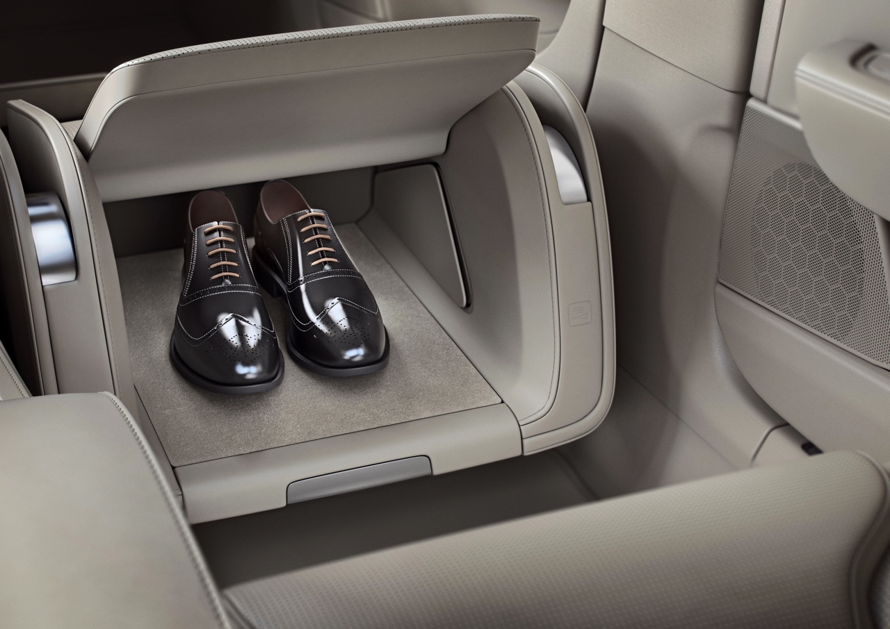 Volvo introduceert S90L en S90 Excellence. De S90 met extra wielbasis komt alleen in China op de markt, terwijl de S90 Excellence met Lounge Console ook naar Europa komt.