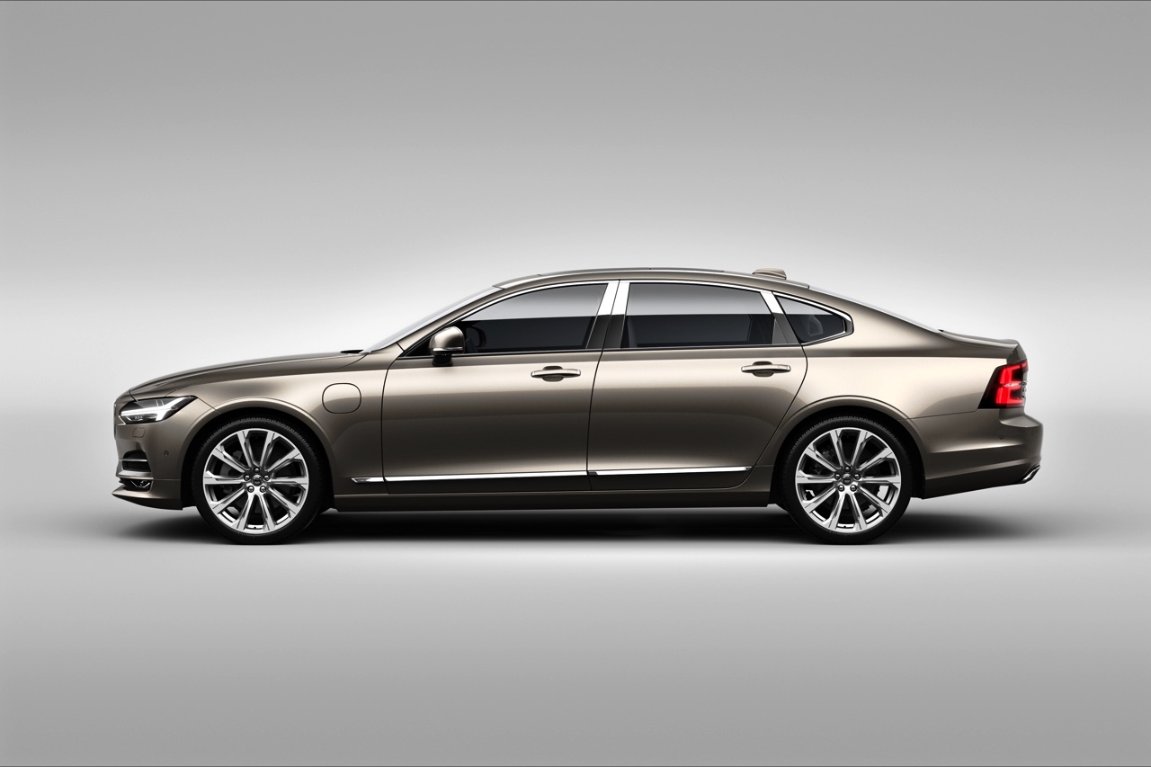 Volvo introduceert S90L en S90 Excellence. De S90 met extra wielbasis komt alleen in China op de markt, terwijl de S90 Excellence met Lounge Console ook naar Europa komt.