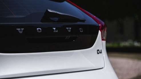 Autotest Volvo V40 D4. In deze rijtest van de V40 D4 Business lees je dat 14% bijtelling en 190 pk opperbest samen gaat. Volvo heeft de populaire leaseversie bovendien scherp netto geprijsd.
