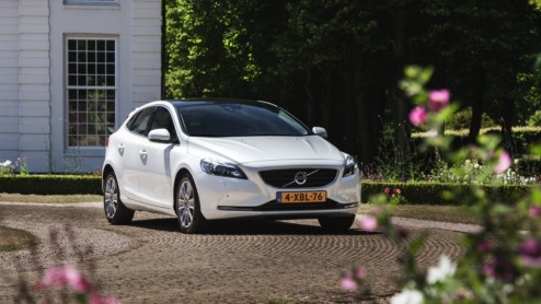 Autotest Volvo V40 D4. In deze rijtest van de V40 D4 Business lees je dat 14% bijtelling en 190 pk opperbest samen gaat. Volvo heeft de populaire leaseversie bovendien scherp netto geprijsd.