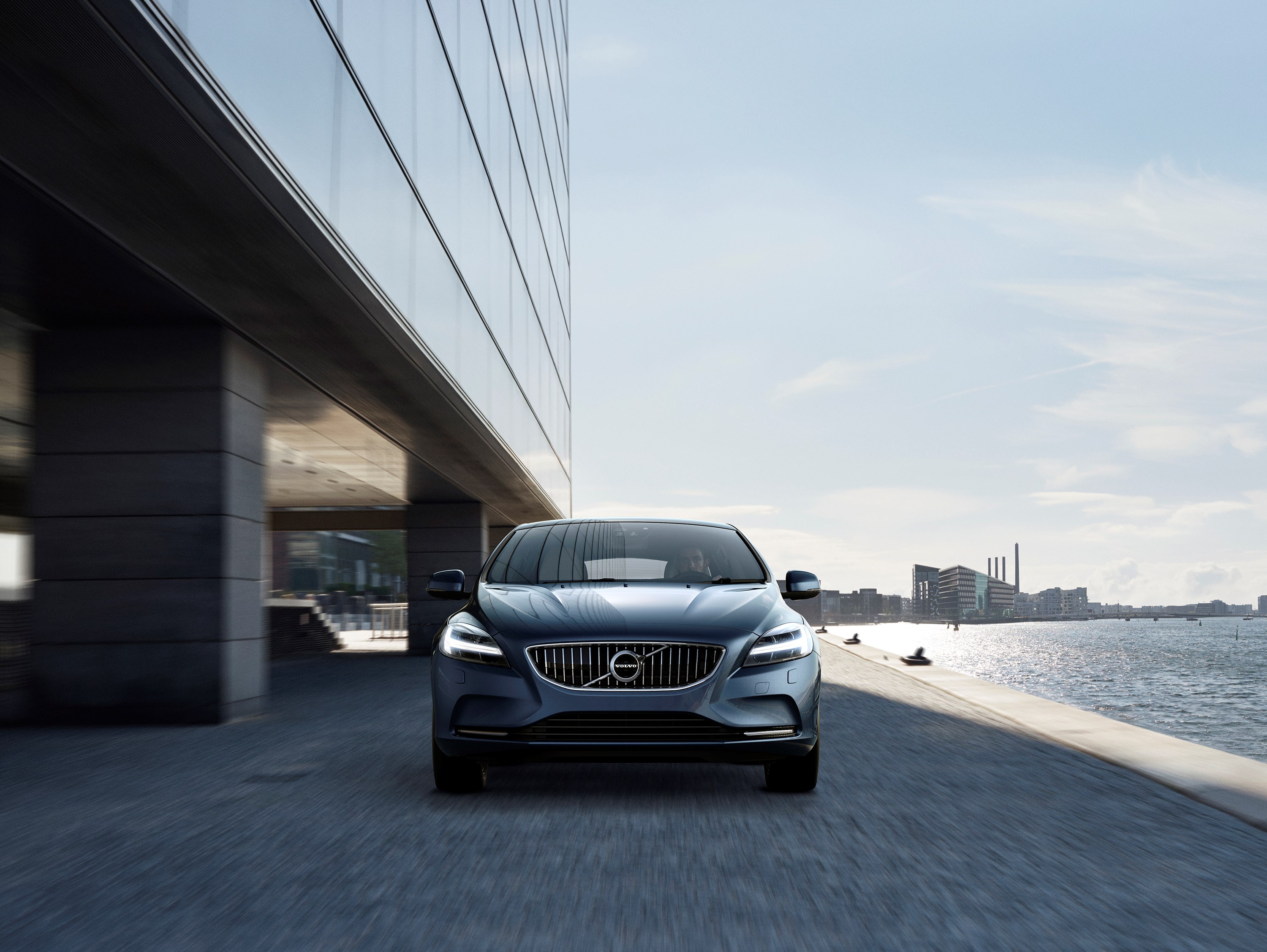 Volvo V40 Private Lease met het faceliftmodel in 2016 vanaf 369 euro per maand. De V40 Nordic is vanaf 389 euro per maand met prive-lease te rijden.