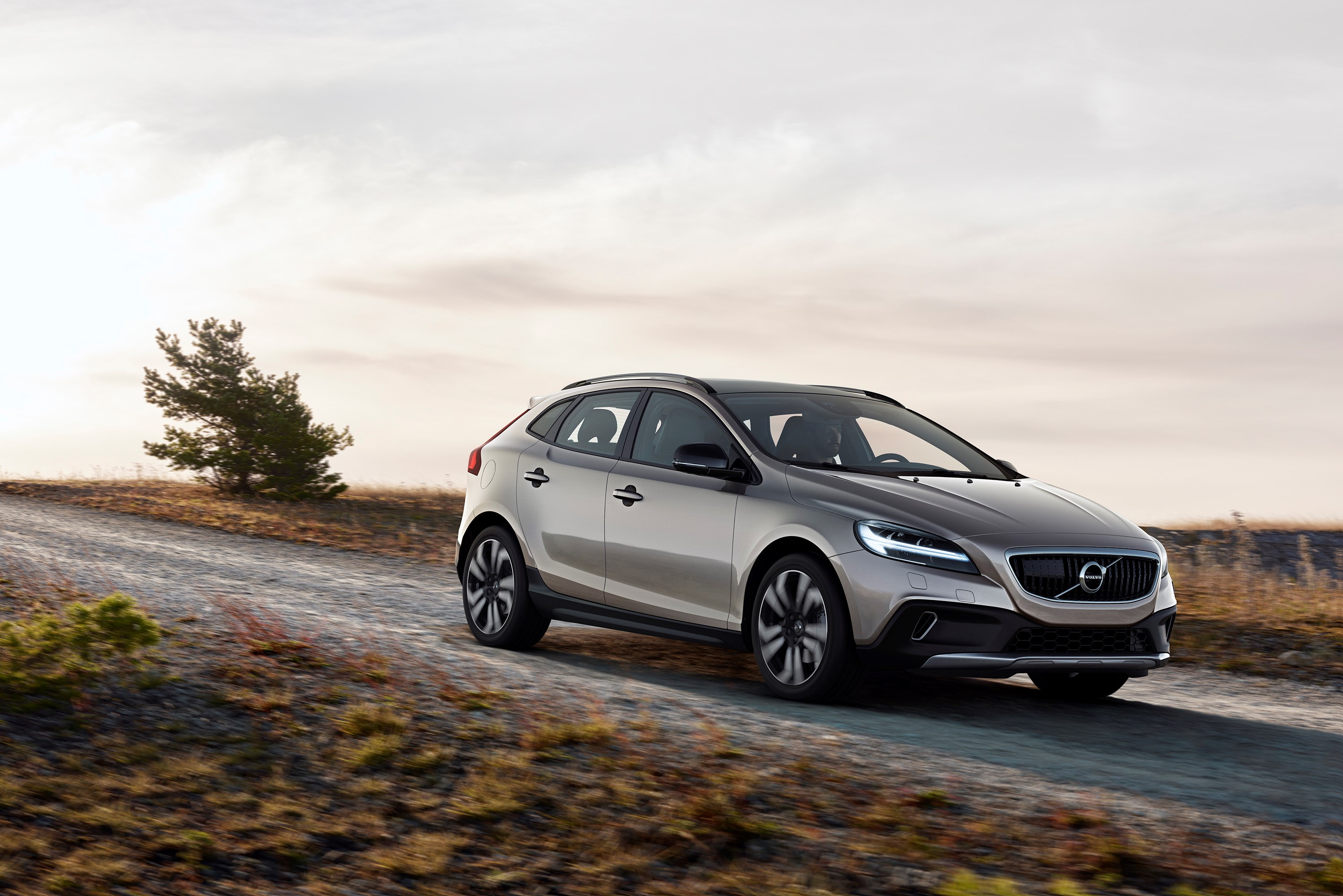 Volvo V40 Private Lease met het faceliftmodel in 2016 vanaf 369 euro per maand. De V40 Nordic is vanaf 389 euro per maand met prive-lease te rijden.