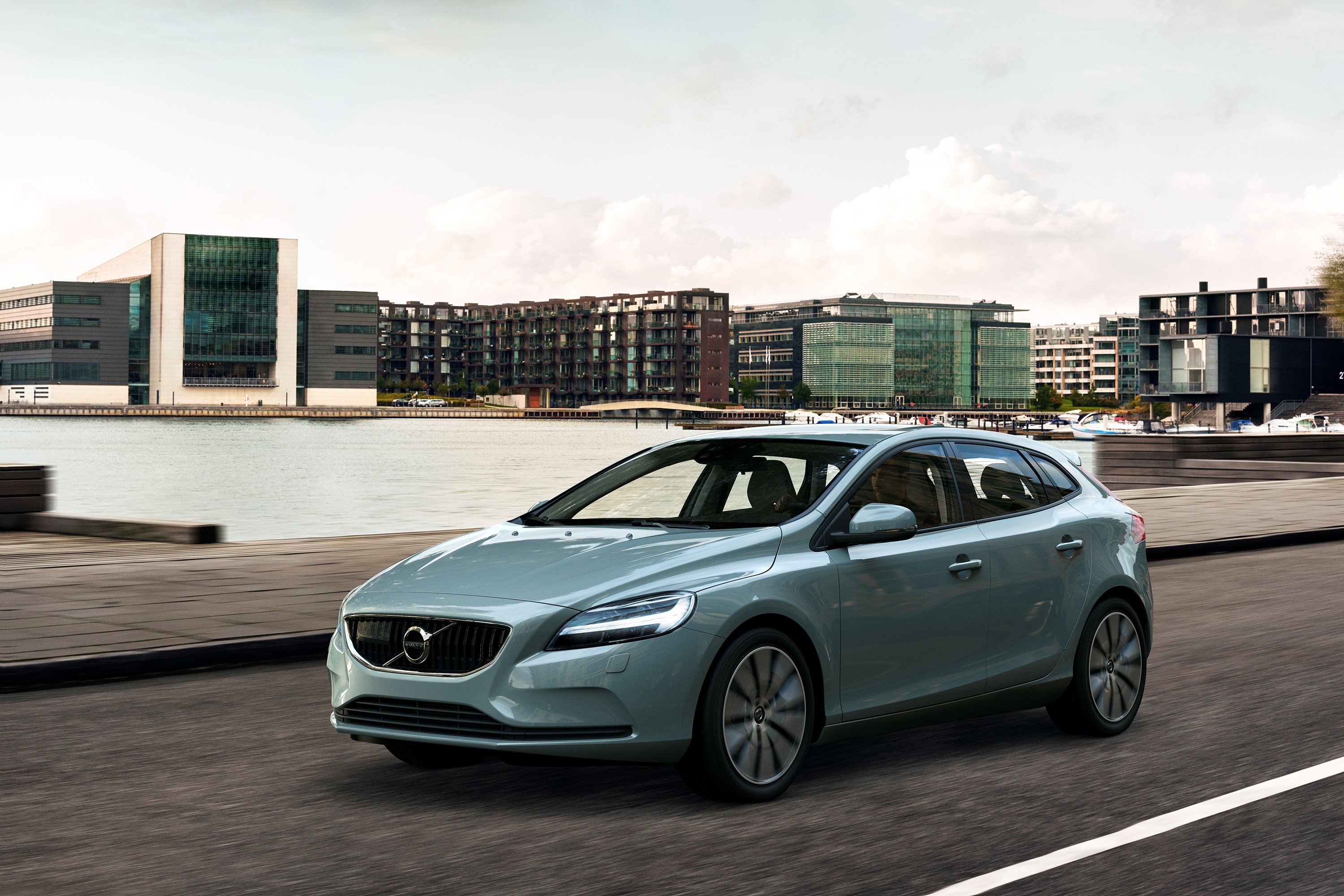 Volvo V40 Private Lease met het faceliftmodel in 2016 vanaf 369 euro per maand. De V40 Nordic is vanaf 389 euro per maand met prive-lease te rijden.