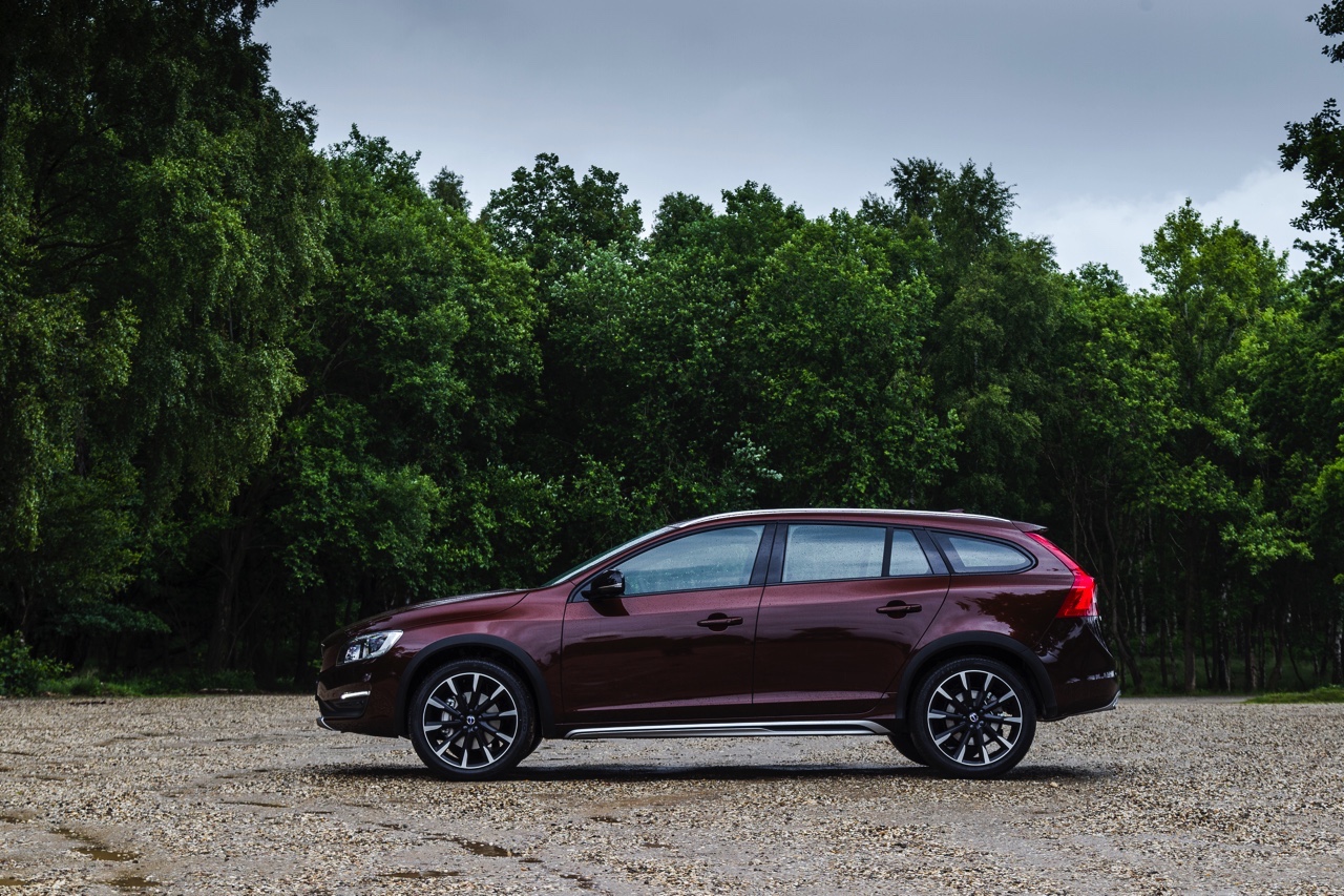 Autotest Volvo V60 Cross Country, de stoere V60 met extra bodemvrijheid en een offroad uitstraling waarbij de diesel van 20% bijtelling profiteert.