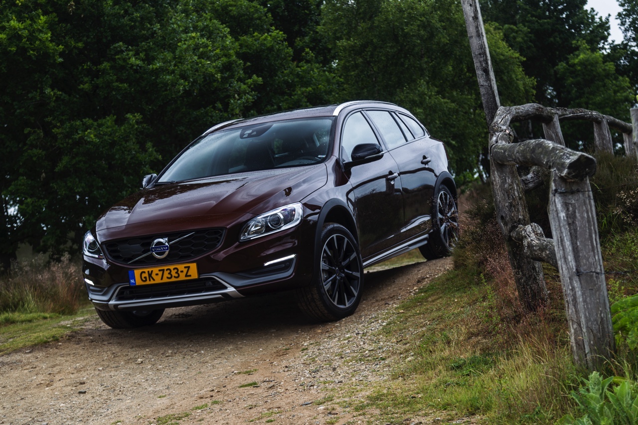Autotest Volvo V60 Cross Country, de stoere V60 met extra bodemvrijheid en een offroad uitstraling waarbij de diesel van 20% bijtelling profiteert.