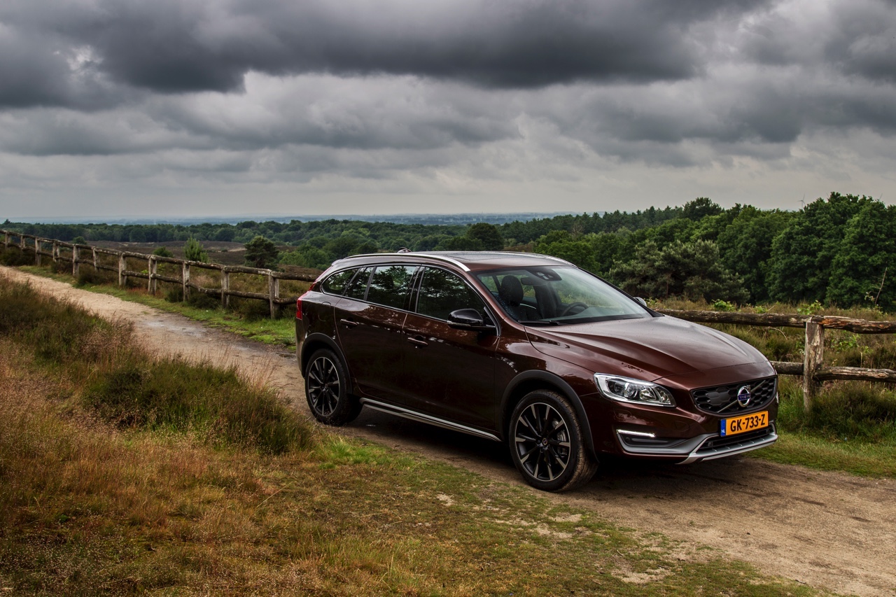 Autotest Volvo V60 Cross Country, de stoere V60 met extra bodemvrijheid en een offroad uitstraling waarbij de diesel van 20% bijtelling profiteert.