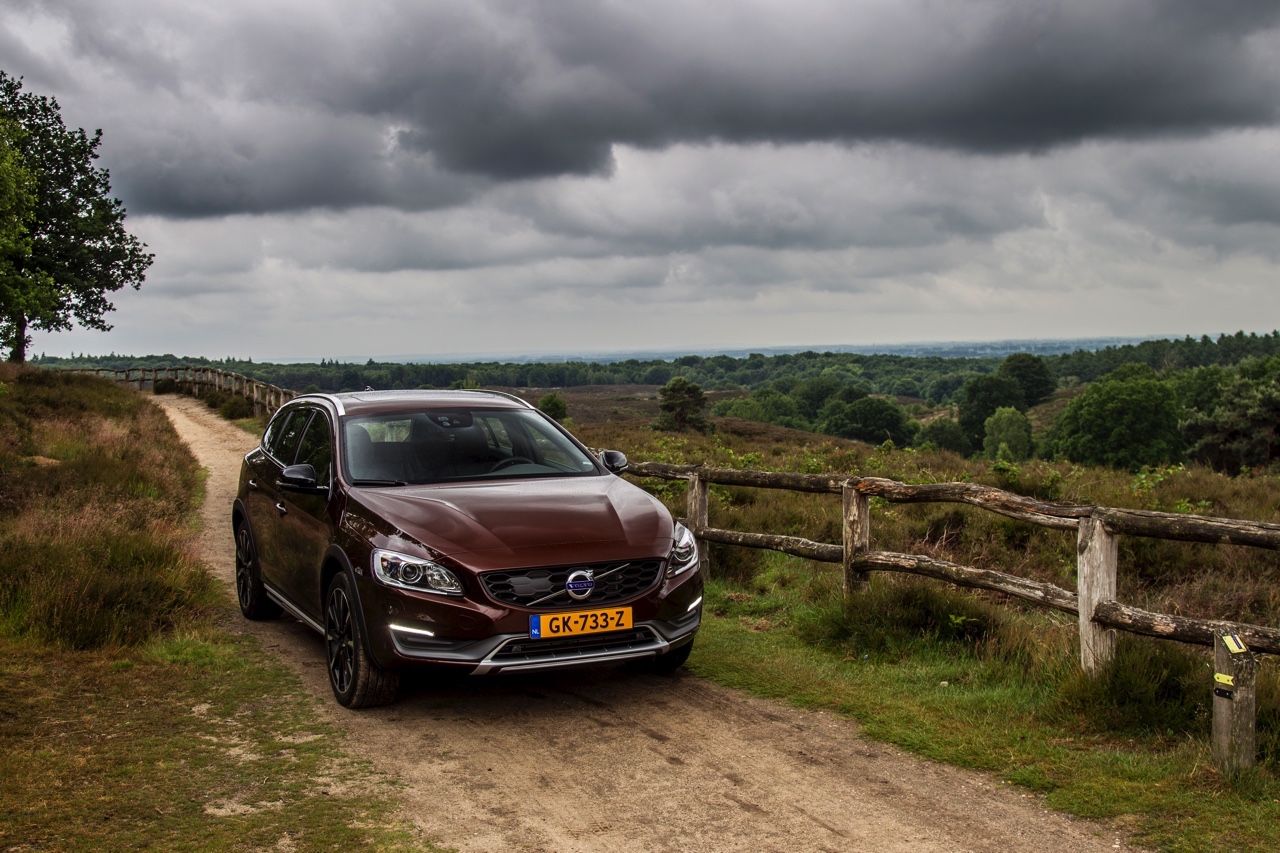 Autotest Volvo V60 Cross Country, de stoere V60 met extra bodemvrijheid en een offroad uitstraling waarbij de diesel van 20% bijtelling profiteert.