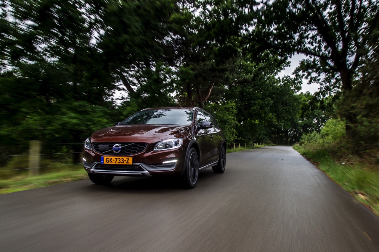 Autotest Volvo V60 Cross Country, de stoere V60 met extra bodemvrijheid en een offroad uitstraling waarbij de diesel van 20% bijtelling profiteert.