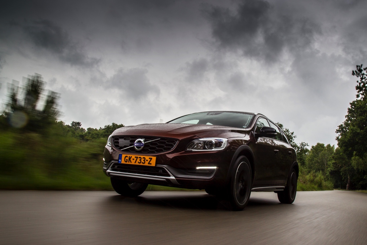Autotest Volvo V60 Cross Country, de stoere V60 met extra bodemvrijheid en een offroad uitstraling waarbij de diesel van 20% bijtelling profiteert.
