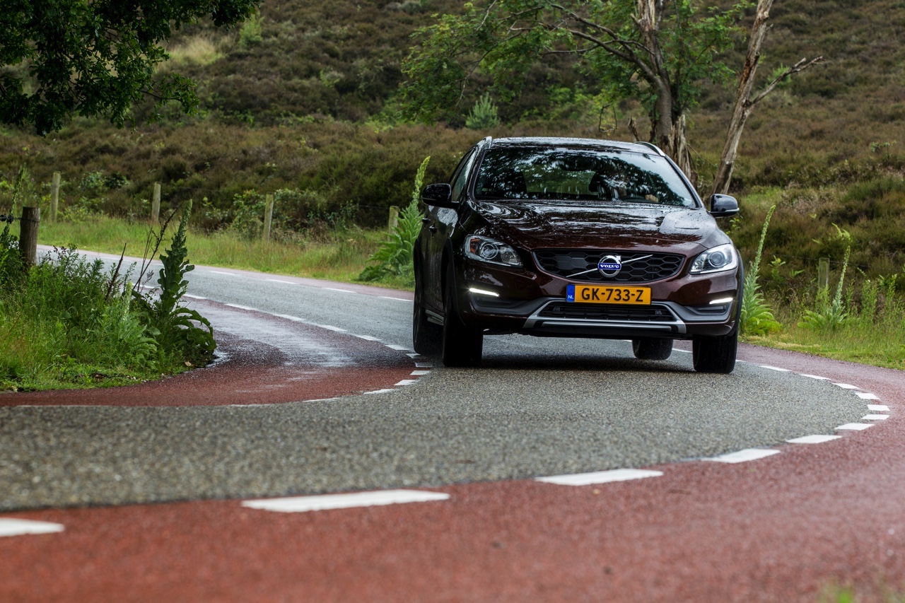 Autotest Volvo V60 Cross Country, de stoere V60 met extra bodemvrijheid en een offroad uitstraling waarbij de diesel van 20% bijtelling profiteert.