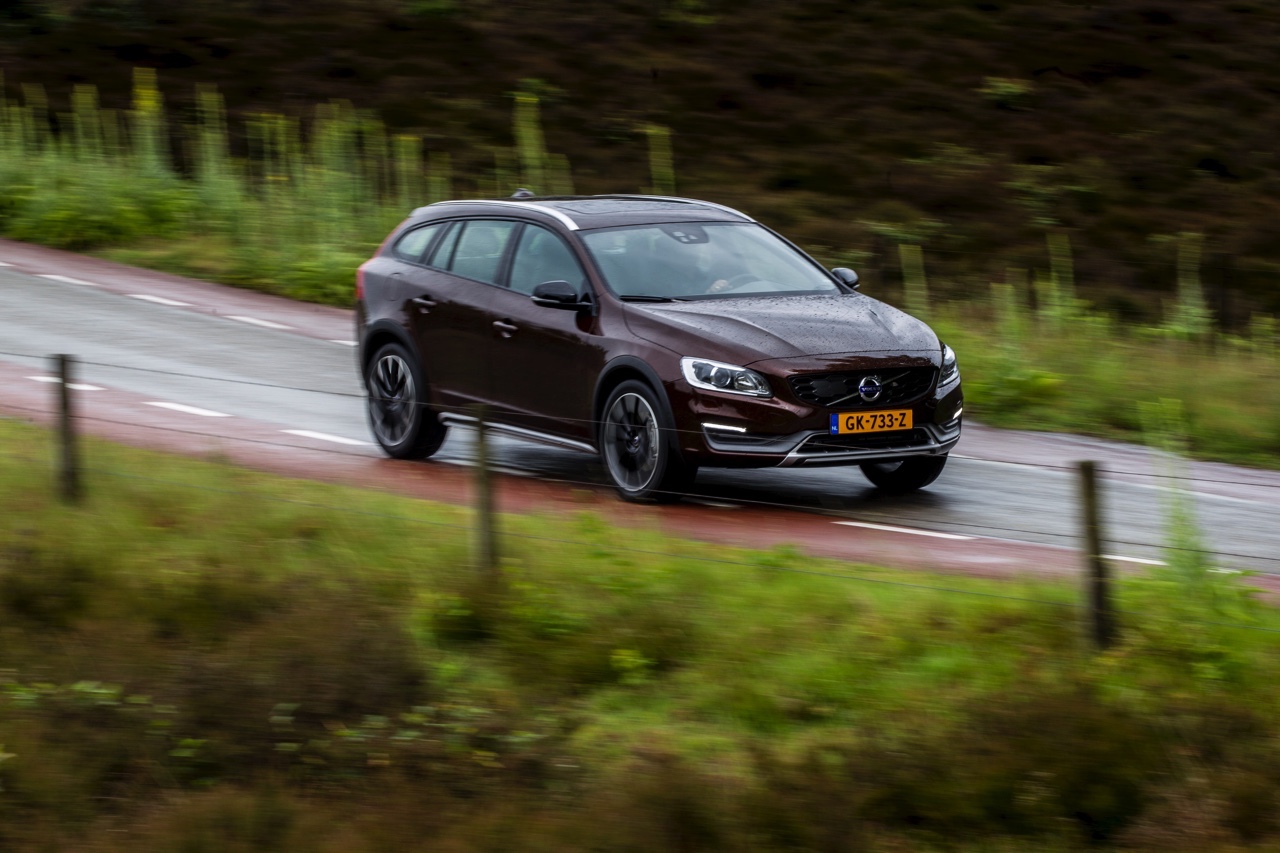 Autotest Volvo V60 Cross Country, de stoere V60 met extra bodemvrijheid en een offroad uitstraling waarbij de diesel van 20% bijtelling profiteert.