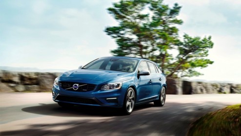 Volvo V60 Plug-in Hybrid nu vanaf 59.995 euro als Momentum. Liefhebbers kunnen de plug-in hybride van Volvo ook in modeljaar 2015 als R-Design bestellen.
