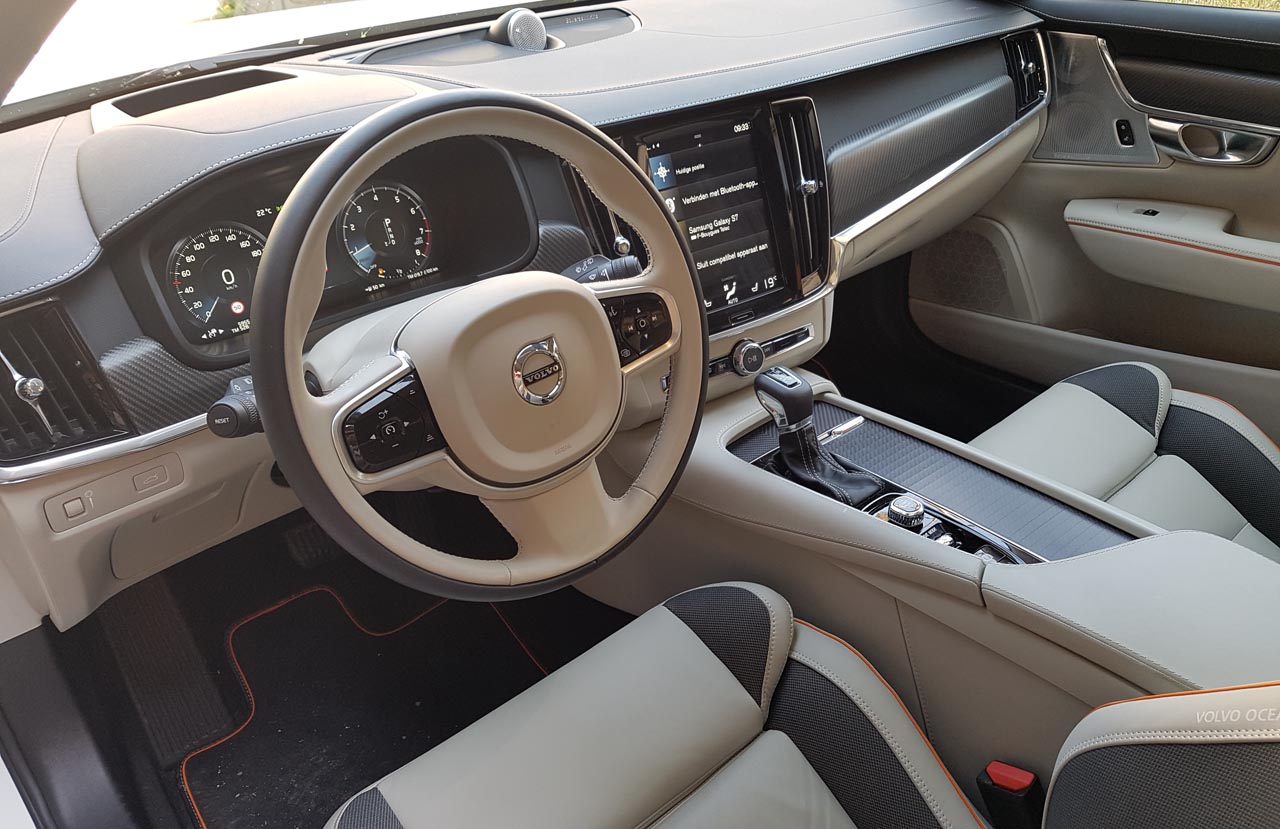 Volvo kleedt de speciale Volvo Ocean Race editie van de V90 Cross Country bijzonder aan.