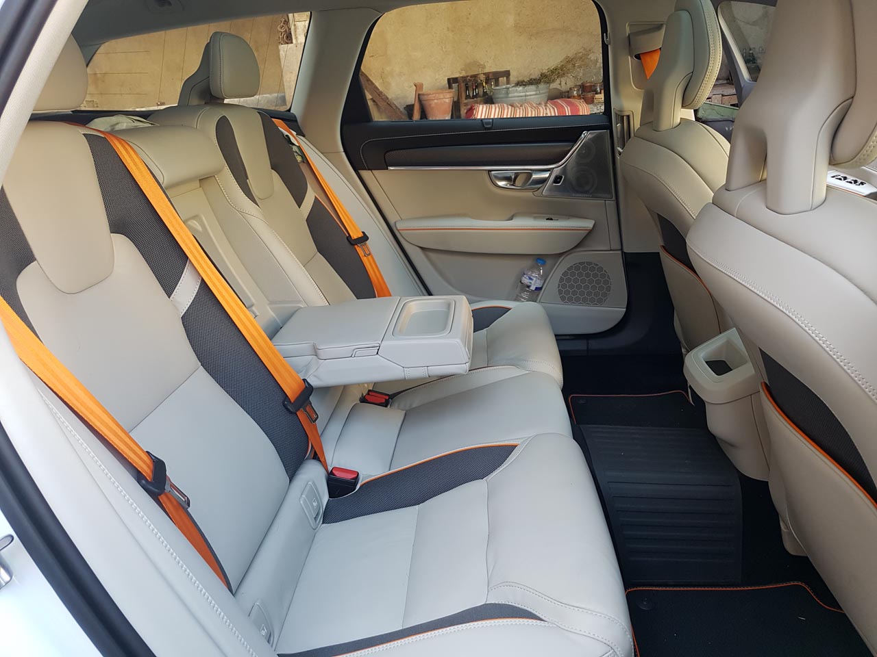 Volvo kleedt de speciale Volvo Ocean Race editie van de V90 Cross Country bijzonder aan.