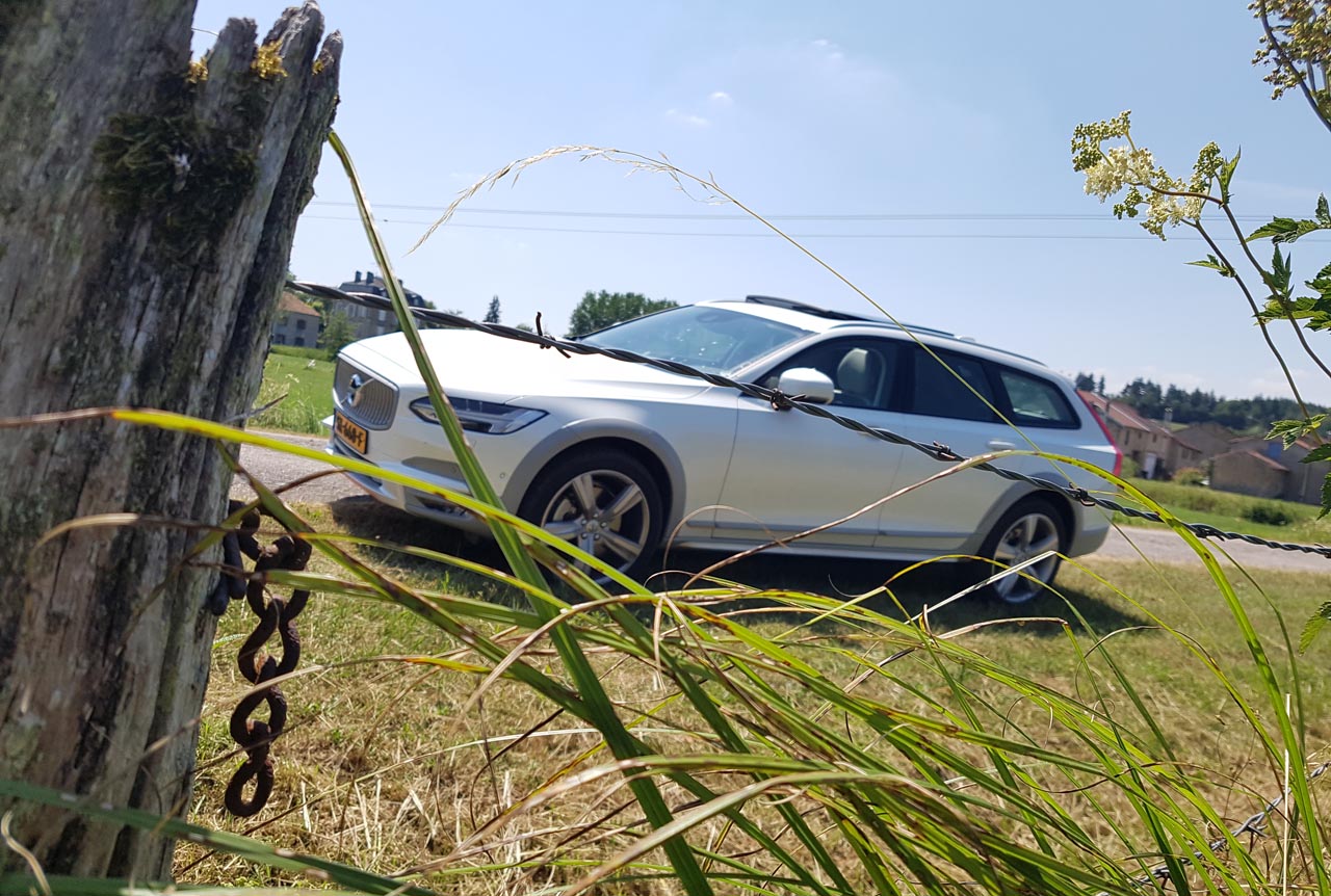 Volvo kleedt de speciale Volvo Ocean Race editie van de V90 Cross Country bijzonder aan.