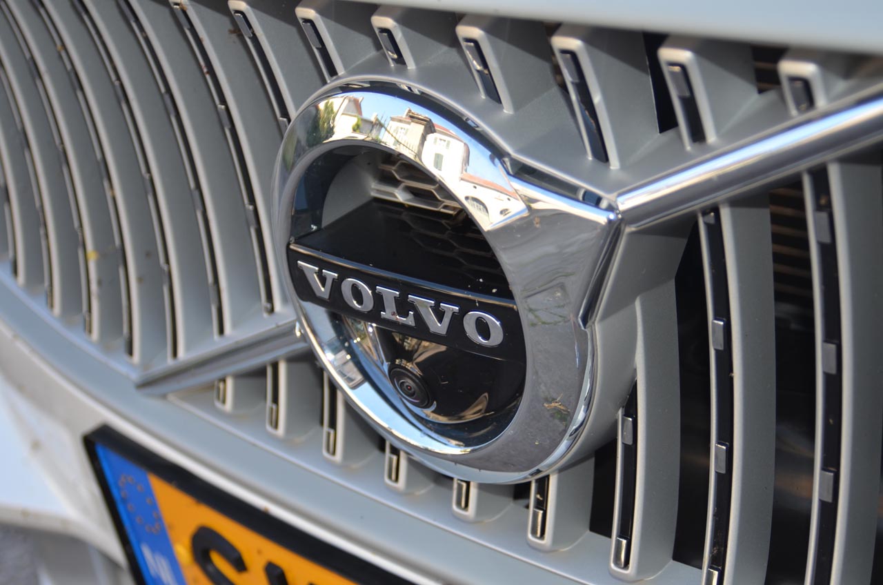 Volvo kleedt de speciale Volvo Ocean Race editie van de V90 Cross Country bijzonder aan.
