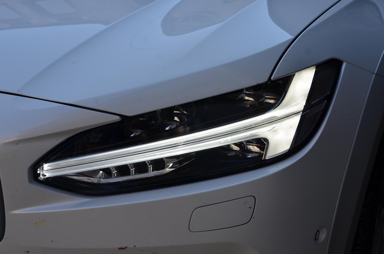 Volvo kleedt de speciale Volvo Ocean Race editie van de V90 Cross Country bijzonder aan.
