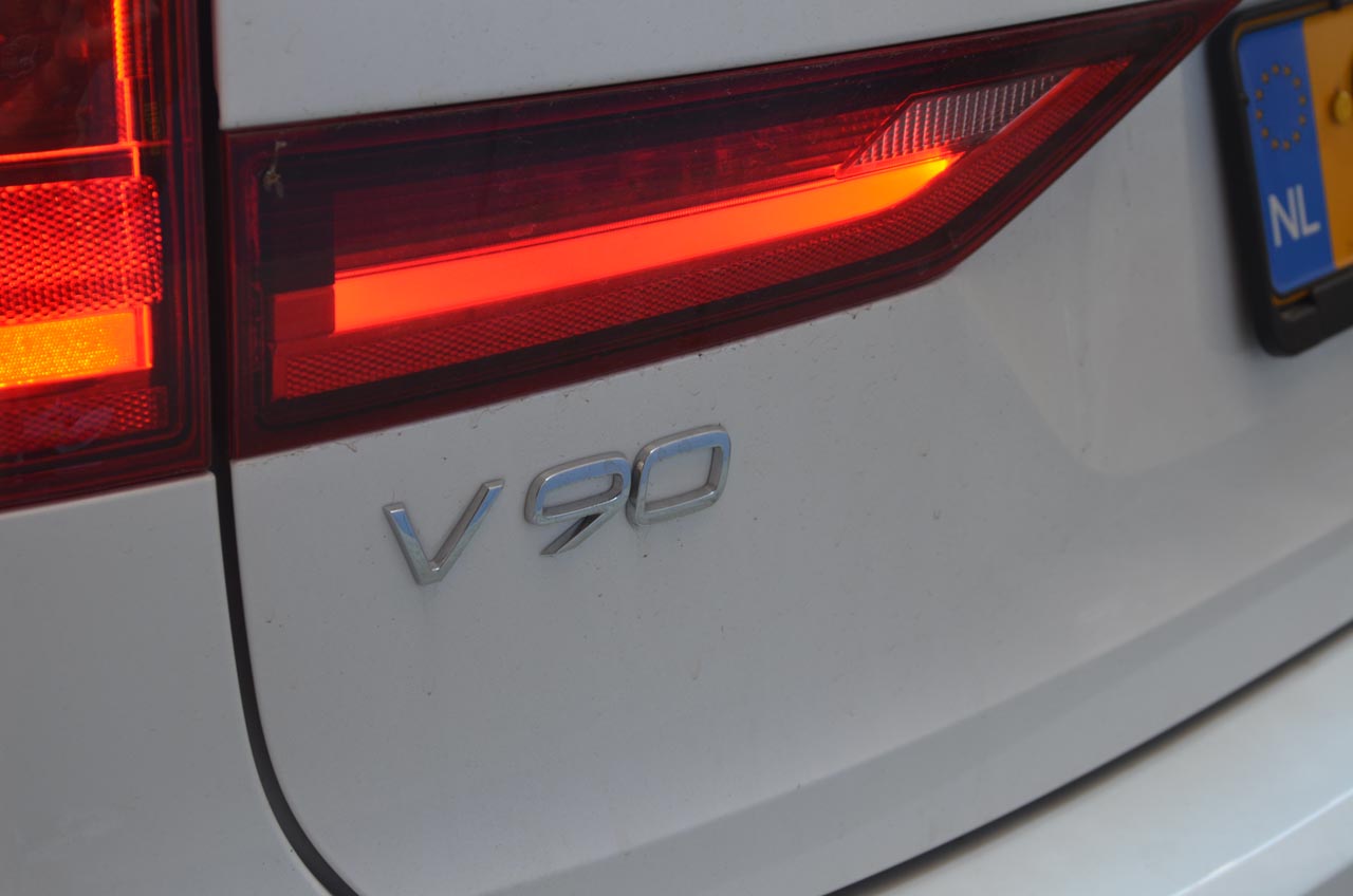 Volvo kleedt de speciale Volvo Ocean Race editie van de V90 Cross Country bijzonder aan.