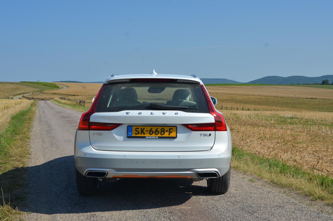 Volvo kleedt de speciale Volvo Ocean Race editie van de V90 Cross Country bijzonder aan.