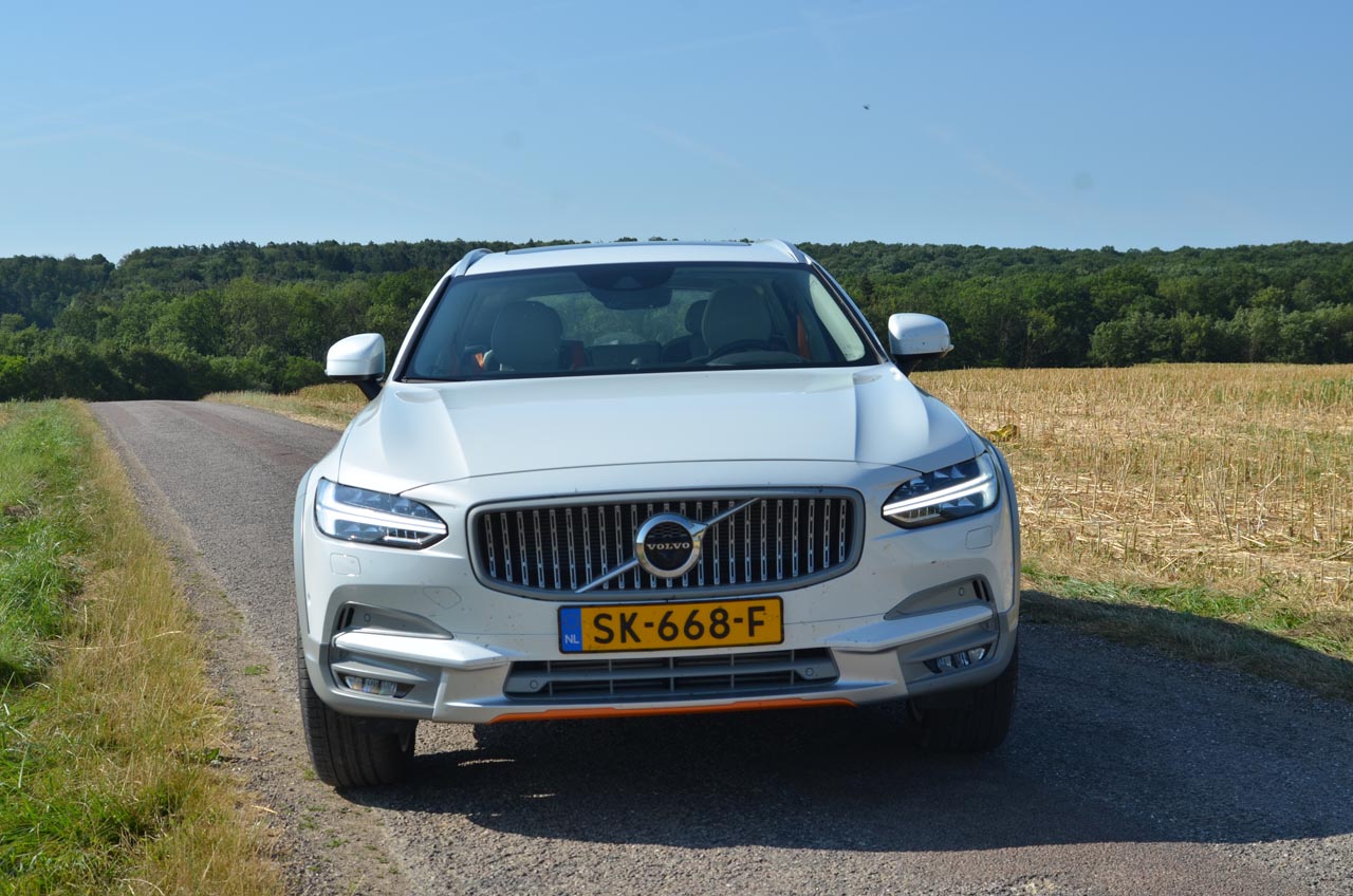 Volvo kleedt de speciale Volvo Ocean Race editie van de V90 Cross Country bijzonder aan.
