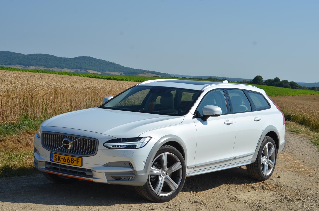 Volvo kleedt de speciale Volvo Ocean Race editie van de V90 Cross Country bijzonder aan.