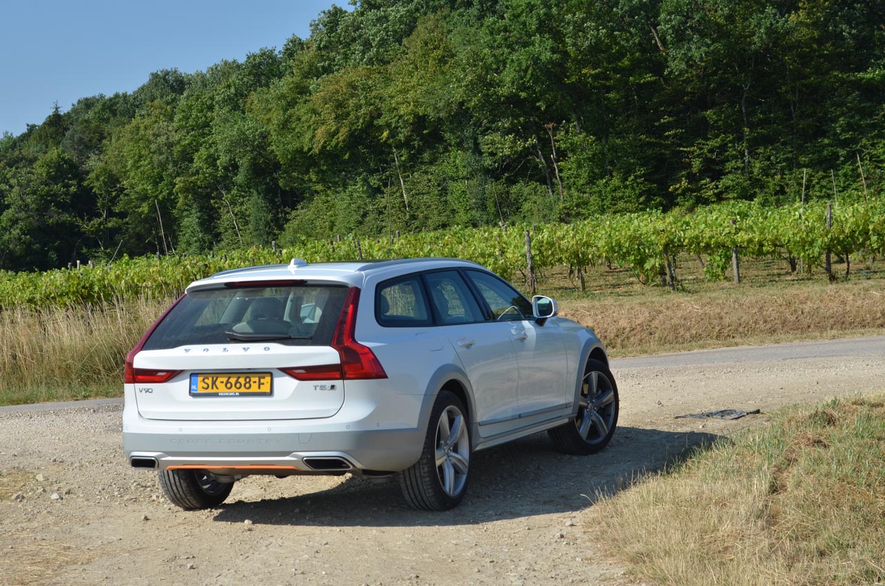 Volvo kleedt de speciale Volvo Ocean Race editie van de V90 Cross Country bijzonder aan.