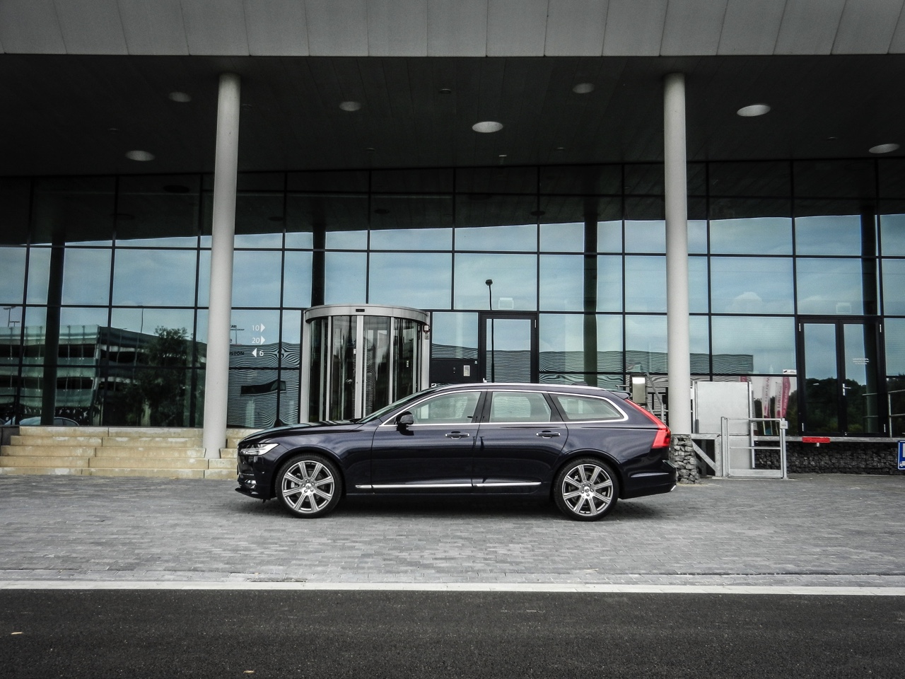 Autotest Volvo V90 D4 Inscription Geartronic, de Zweedse Estate met veel ruimte en comfort loopt over van verfijning en rust. Is hij klaar voor de Duitsers?