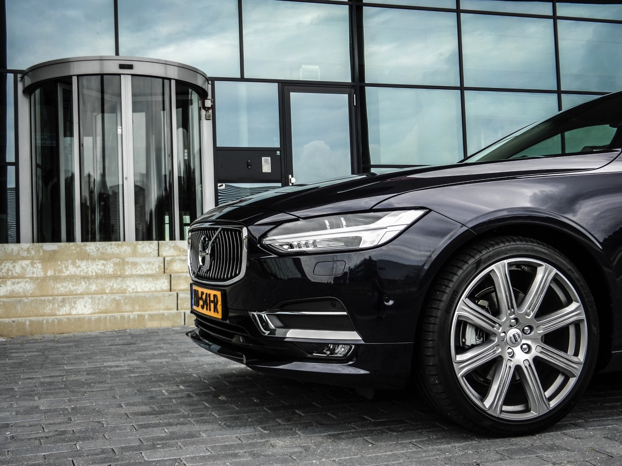 Autotest Volvo V90 D4 Inscription Geartronic, de Zweedse Estate met veel ruimte en comfort loopt over van verfijning en rust. Is hij klaar voor de Duitsers?