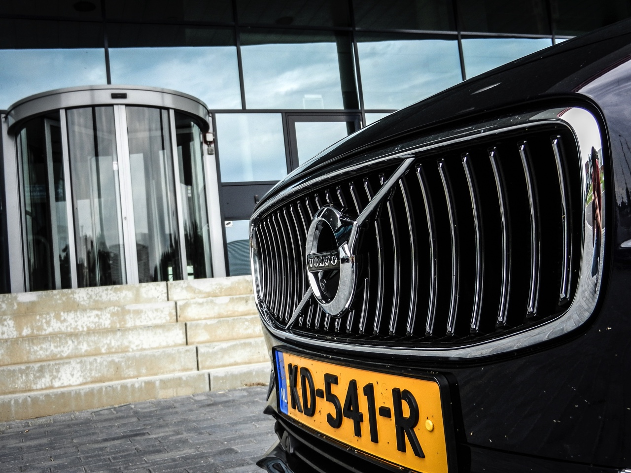 Autotest Volvo V90 D4 Inscription Geartronic, de Zweedse Estate met veel ruimte en comfort loopt over van verfijning en rust. Is hij klaar voor de Duitsers?