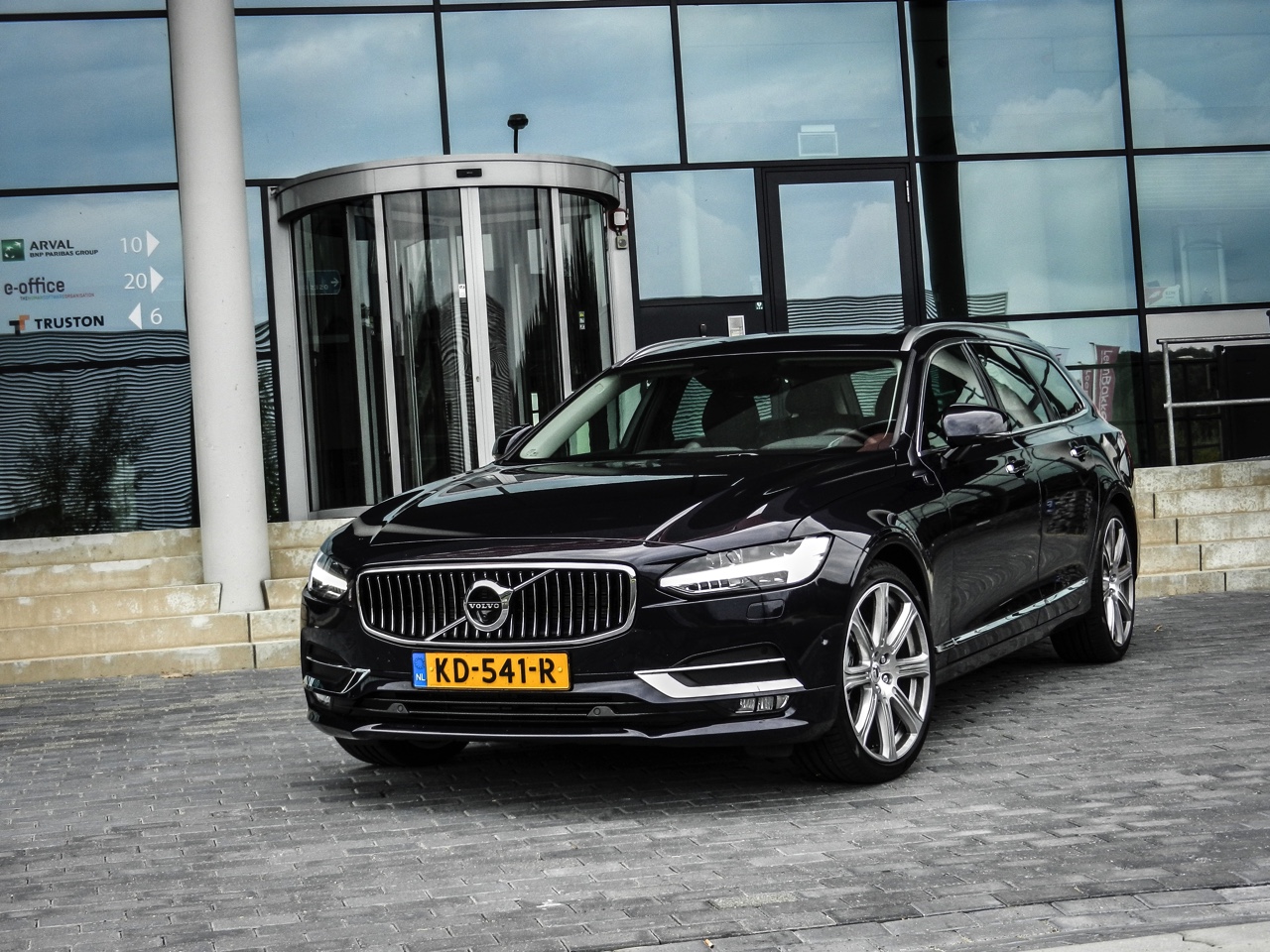 Autotest Volvo V90 D4 Inscription Geartronic, de Zweedse Estate met veel ruimte en comfort loopt over van verfijning en rust. Is hij klaar voor de Duitsers?