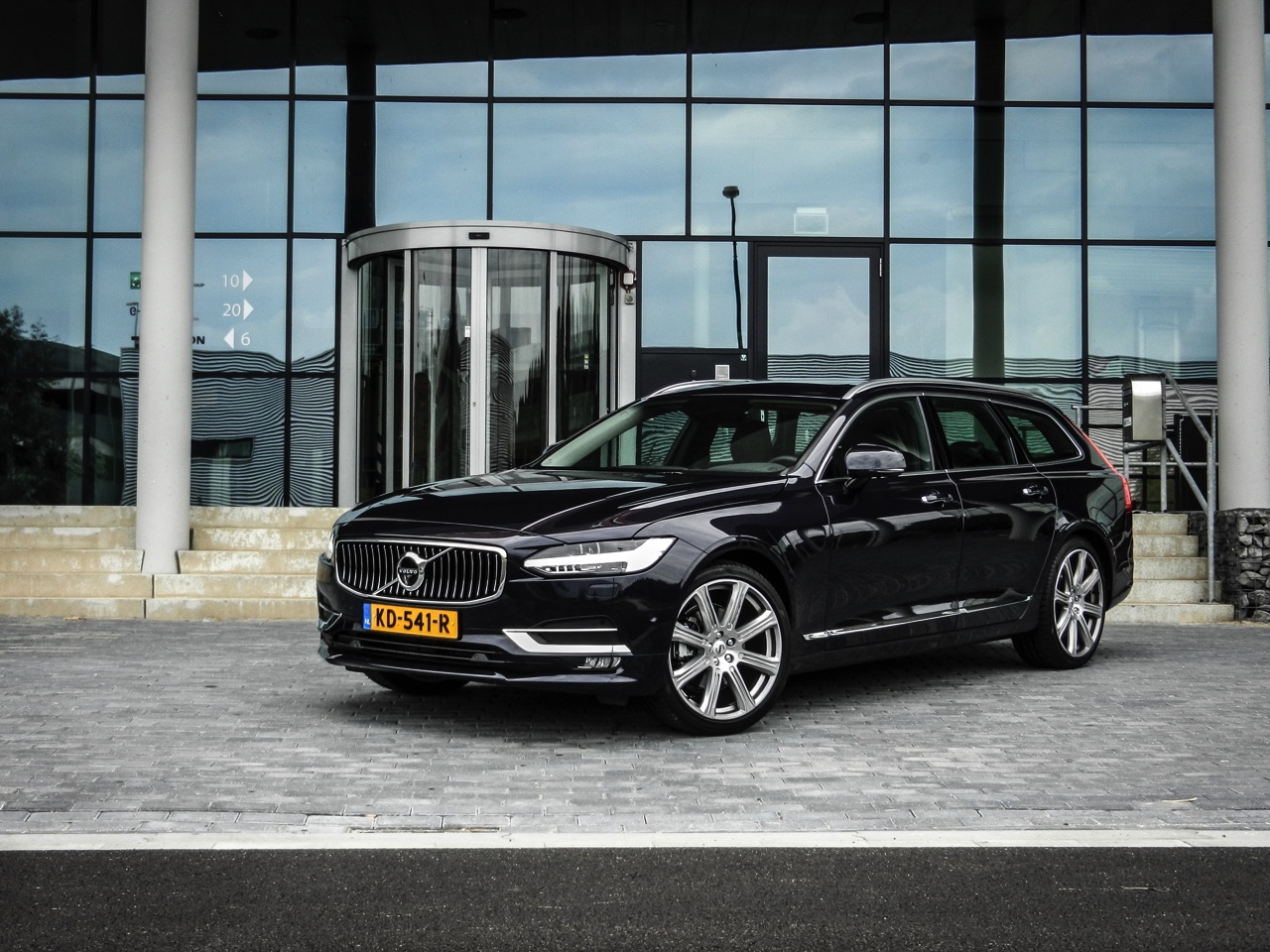 Autotest Volvo V90 D4 Inscription Geartronic, de Zweedse Estate met veel ruimte en comfort loopt over van verfijning en rust. Is hij klaar voor de Duitsers?