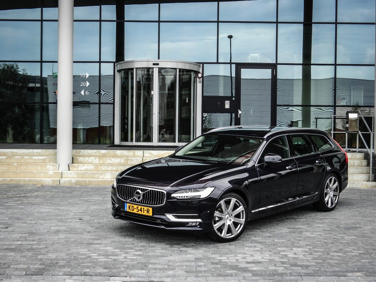 Autotest Volvo V90 D4 Inscription Geartronic, de Zweedse Estate met veel ruimte en comfort loopt over van verfijning en rust. Is hij klaar voor de Duitsers?