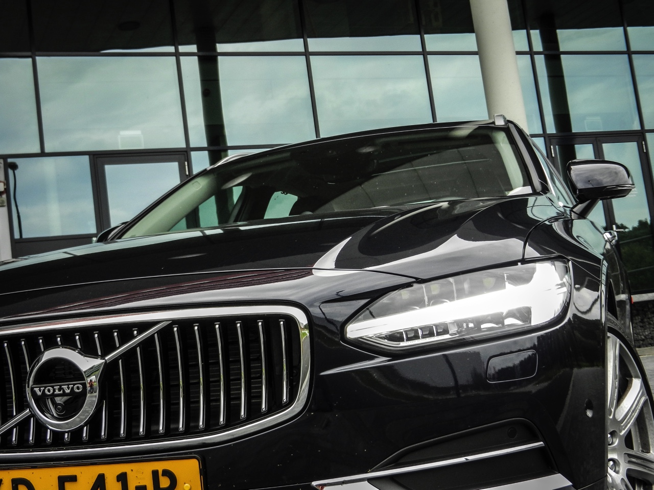 Autotest Volvo V90 D4 Inscription Geartronic, de Zweedse Estate met veel ruimte en comfort loopt over van verfijning en rust. Is hij klaar voor de Duitsers?