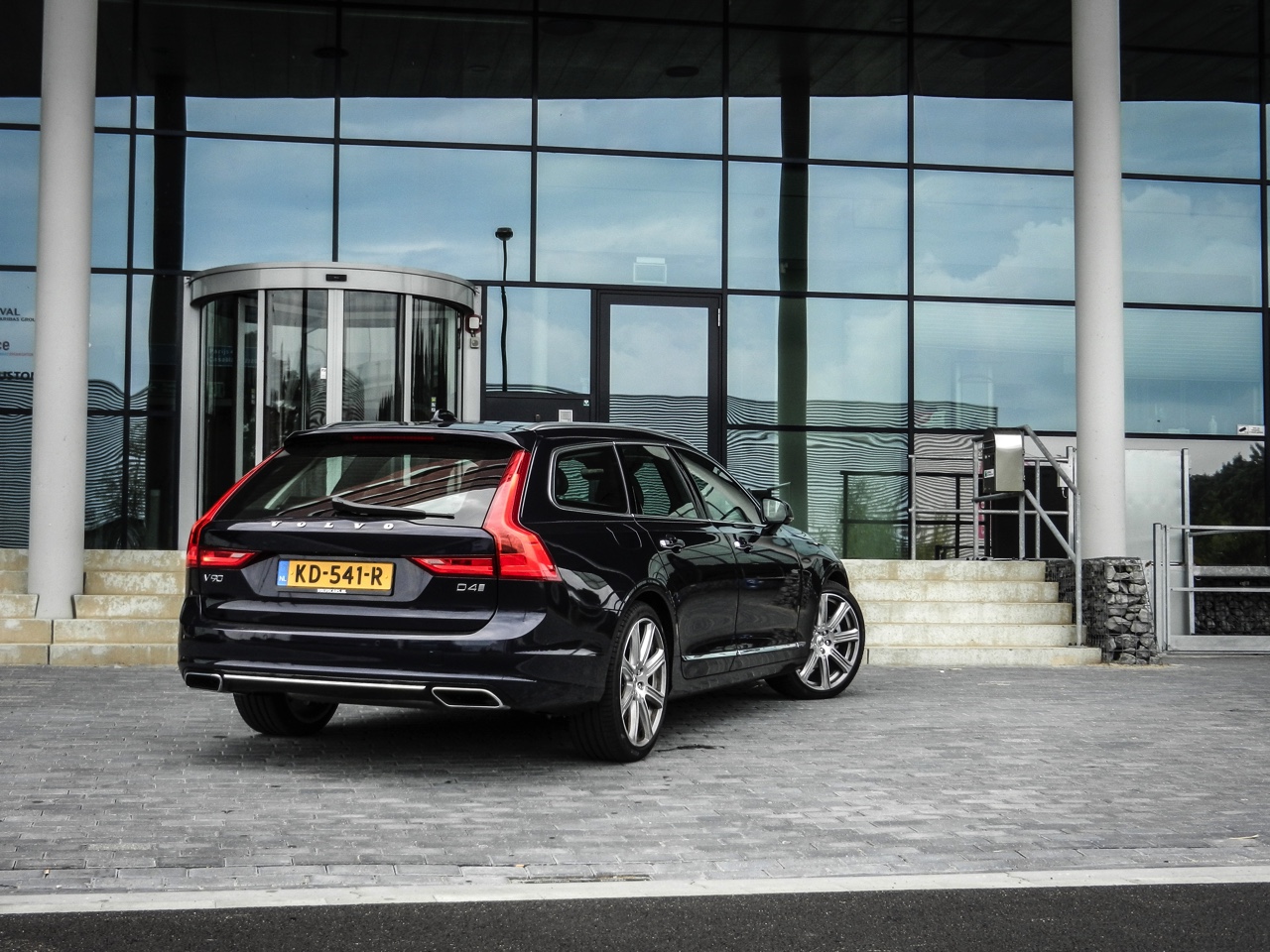 Autotest Volvo V90 D4 Inscription Geartronic, de Zweedse Estate met veel ruimte en comfort loopt over van verfijning en rust. Is hij klaar voor de Duitsers?