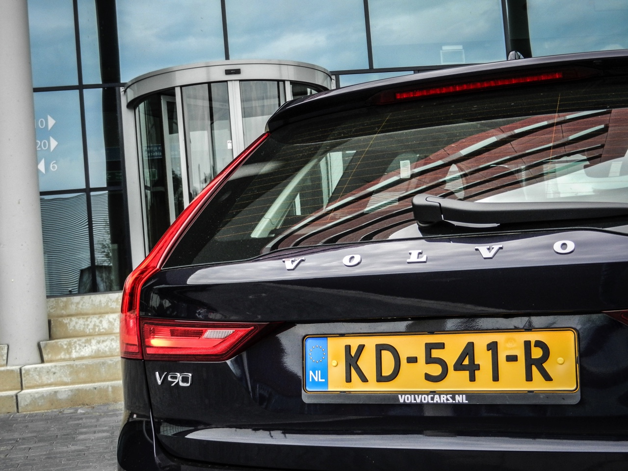 Autotest Volvo V90 D4 Inscription Geartronic, de Zweedse Estate met veel ruimte en comfort loopt over van verfijning en rust. Is hij klaar voor de Duitsers?