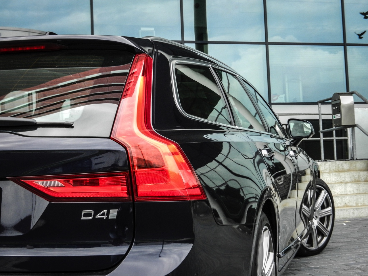 Autotest Volvo V90 D4 Inscription Geartronic, de Zweedse Estate met veel ruimte en comfort loopt over van verfijning en rust. Is hij klaar voor de Duitsers?