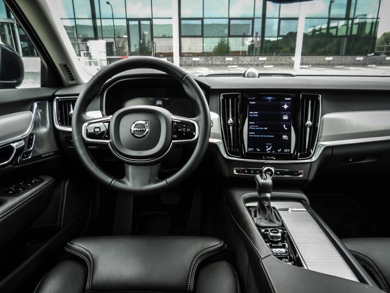 Autotest Volvo V90 D4 Inscription Geartronic, de Zweedse Estate met veel ruimte en comfort loopt over van verfijning en rust. Is hij klaar voor de Duitsers?