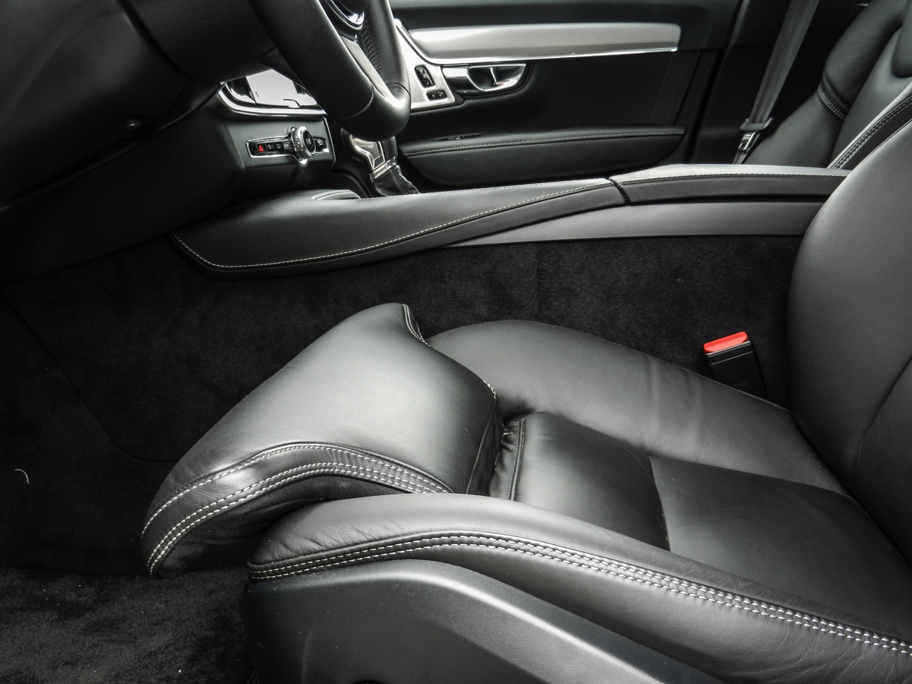 Autotest Volvo V90 D4 Inscription Geartronic, de Zweedse Estate met veel ruimte en comfort loopt over van verfijning en rust. Is hij klaar voor de Duitsers?