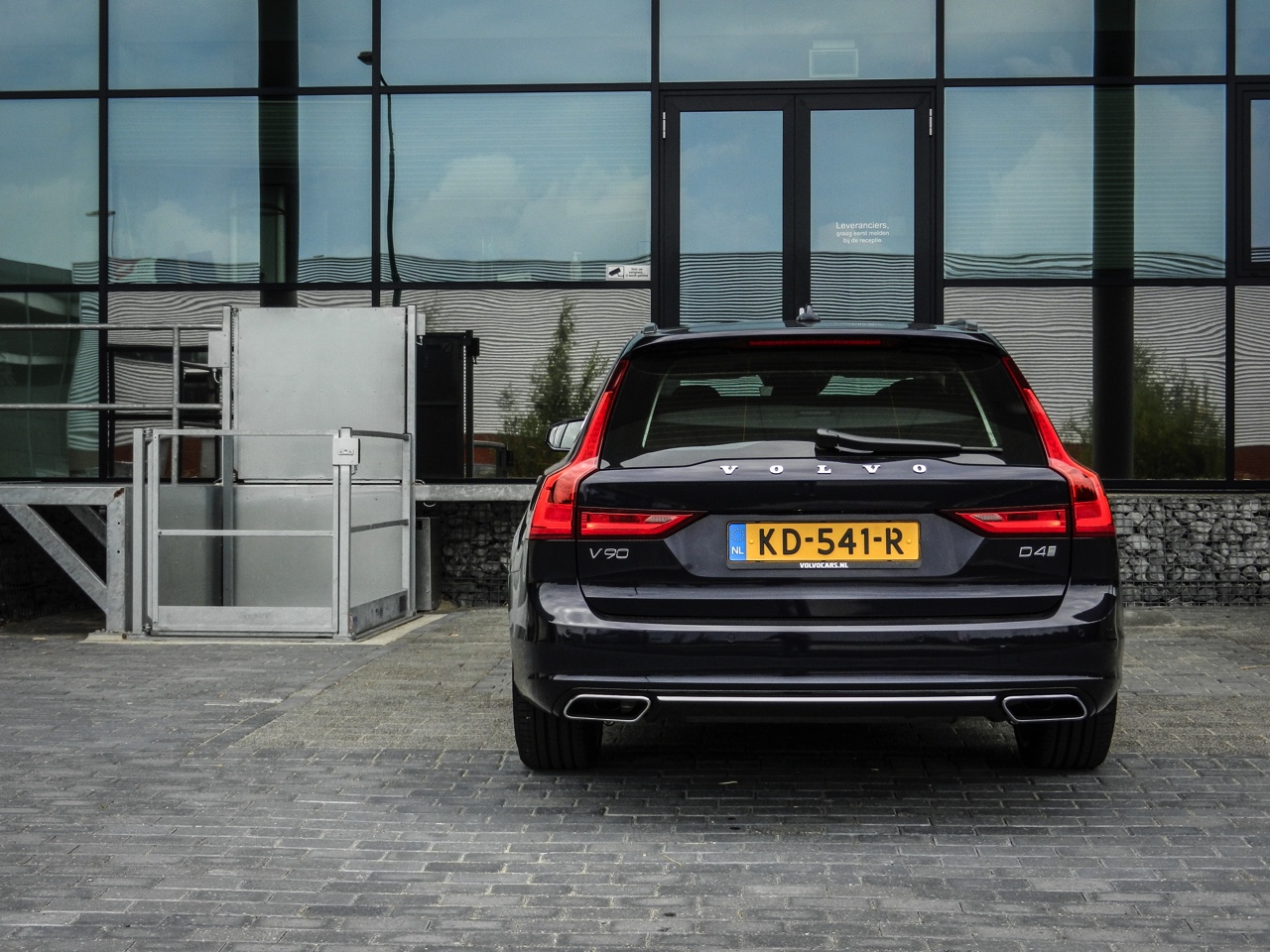 Autotest Volvo V90 D4 Inscription Geartronic, de Zweedse Estate met veel ruimte en comfort loopt over van verfijning en rust. Is hij klaar voor de Duitsers?