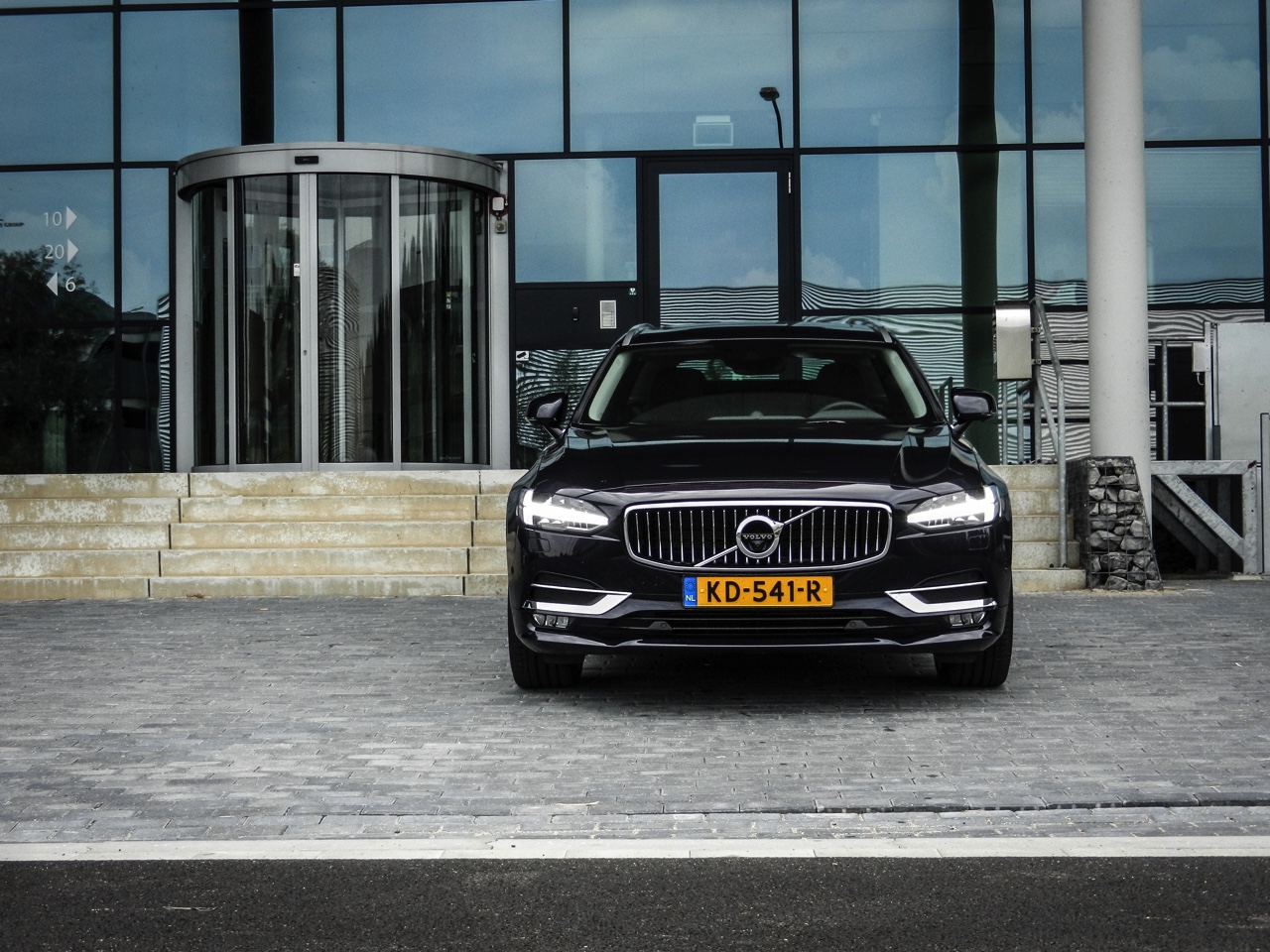 Autotest Volvo V90 D4 Inscription Geartronic, de Zweedse Estate met veel ruimte en comfort loopt over van verfijning en rust. Is hij klaar voor de Duitsers?